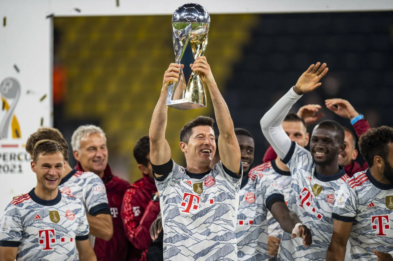 Robert Lewandowski we wtorkowy wieczór mógł wznieść w geście triumfu Superpuchar Niemiec.