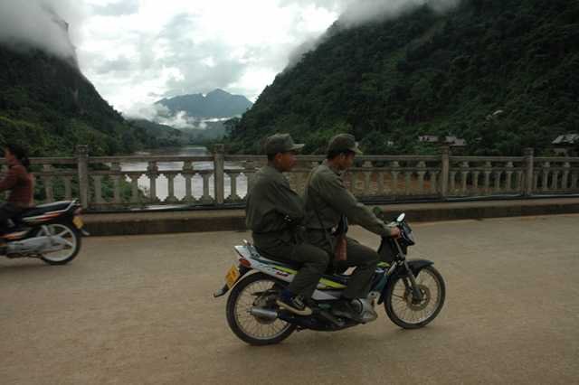 Most nad rzeką Mekong w Laosie