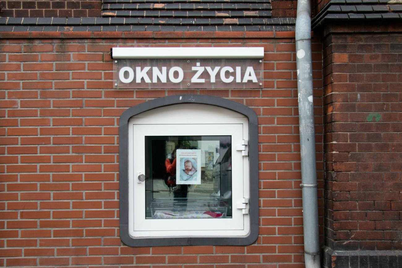 Noworodek oddany do okna życia w Łodzi. Miał przy sobie kartkę