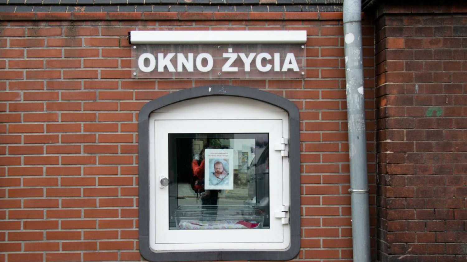 Noworodek oddany do okna życia w Łodzi. Miał przy sobie kartkę