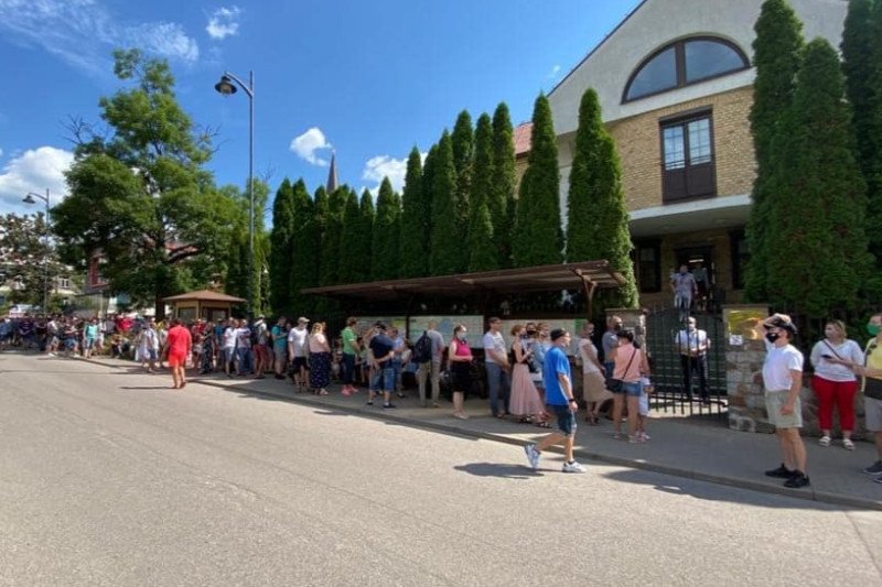 Pomimo upału i bardzo powolnego tempa pracy komisji, wciąż nie maleje kolejka Białorusinów chętnych do oddania głosu w konsulacie w Białymstoku" - pisze na FB poseł Robert Tyszkiewicz.