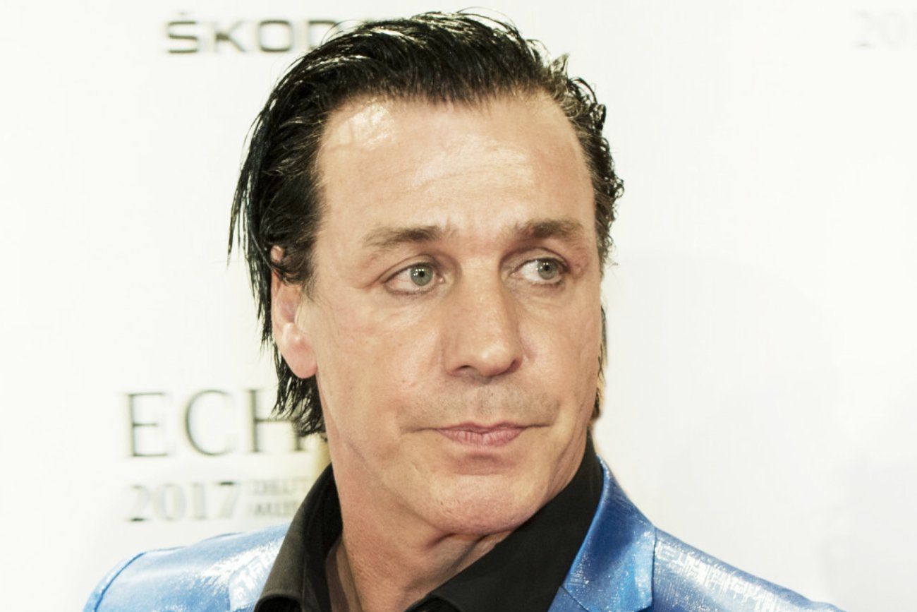 Śledztwo ws. wokalisty zespołu Rammstein Tilla Lindemanna. Dwa zarzuty