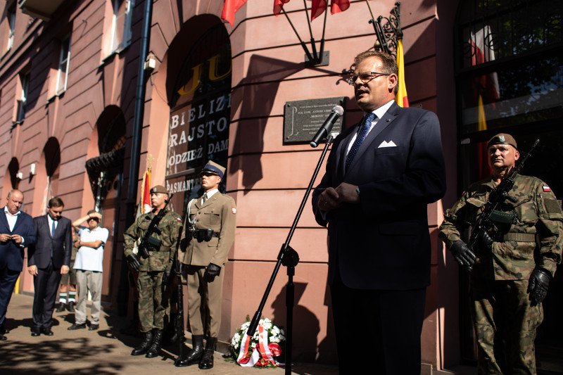 Szef urzędu ds kombatantów Jan Józef Kasprzyk przy tablicy upamiętniającej podpisanie przez płk. Antoniego Chruściela "Montera" rozkazu rozpoczęcia Powstania Warszawskiego