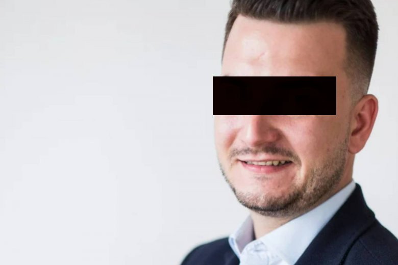 Były rzecznik MON Bartłomiej M. odpowie przed sądem za reklamowanie i sprzedawanie wódki "Misiewiczówka" bez zezwolenia.