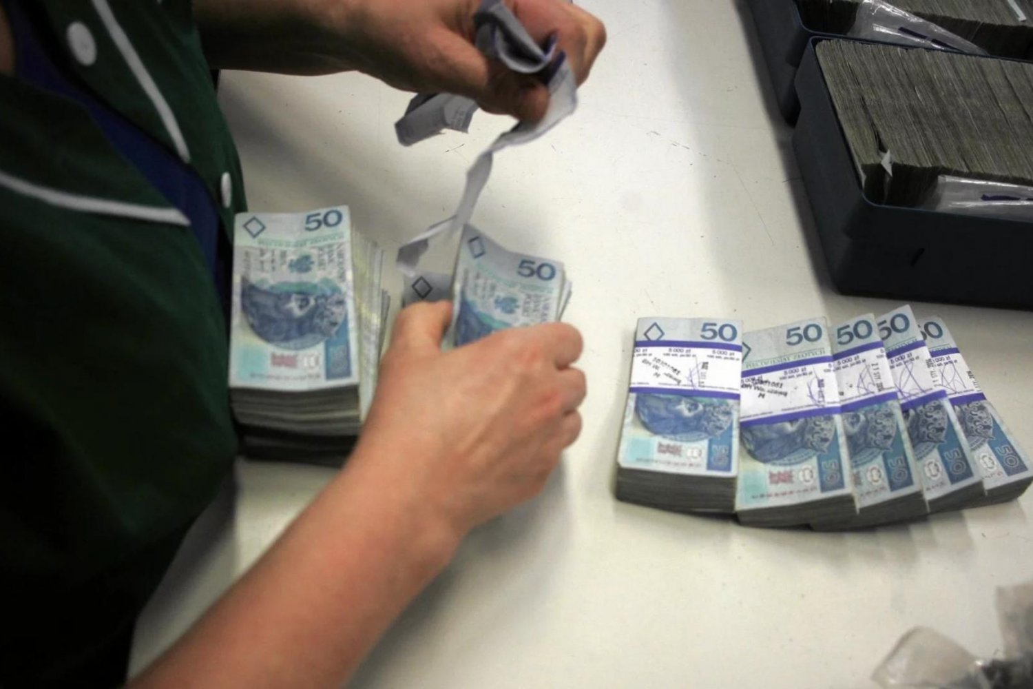 Resort finansów o 1300 zł dla każdego Polaka.