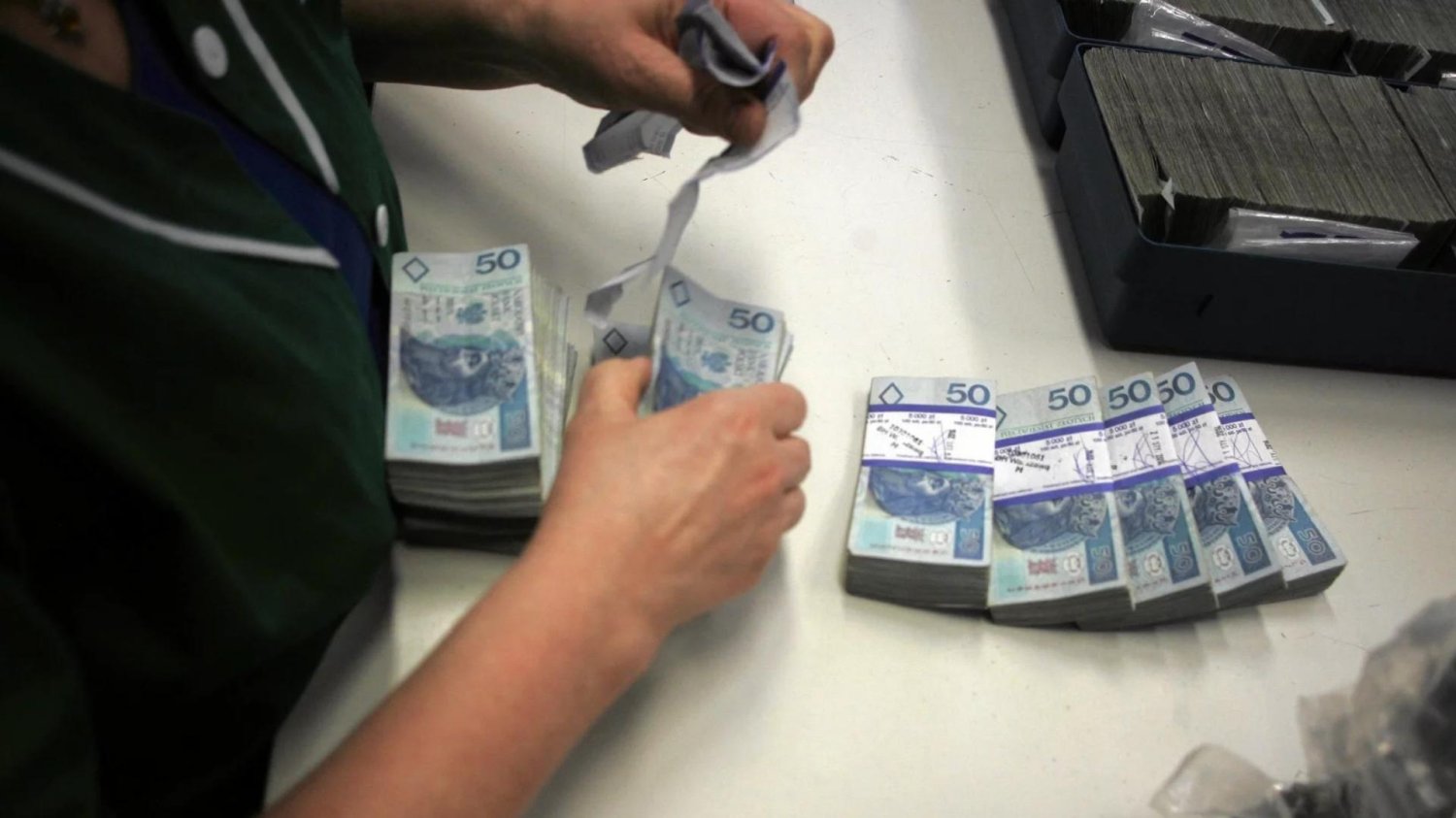Resort finansów o 1300 zł dla każdego Polaka. Resort finansów o 1300 zł dla każdego Polaka.