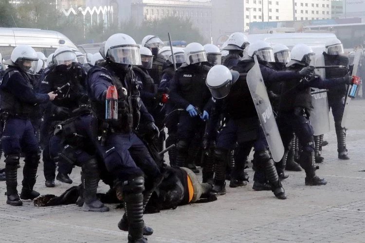 Użył pałki teleskopowe na proteście kobiet. Aż trudno uwierzyć, co go czeka.