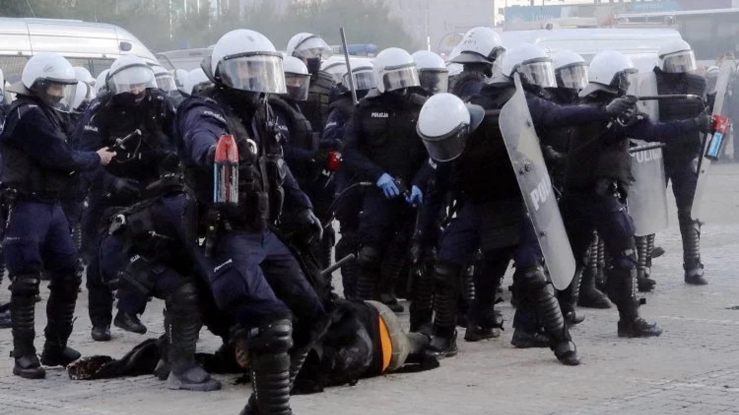 Użył pałki teleskopowe na proteście kobiet. Aż trudno uwierzyć, co go czeka.