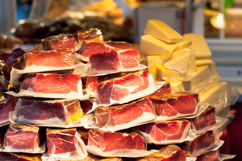 Bekon jest apetyczną wędliną.