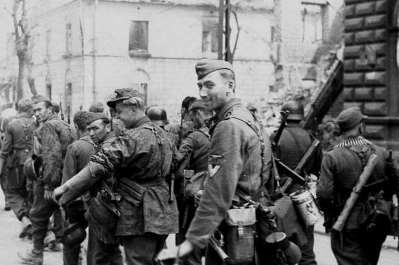 Uśmiechnięci esesmani z brygady Dirlewangera maszerujący ulicą Chłodną w kierunku Śródmieścia.