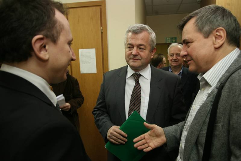 Jarosław Gugała, Mikołaj Lizut (L) i Jerzy Baczyński (P) przed rozprawą w procesie, który wytoczył im Jan Kobylański