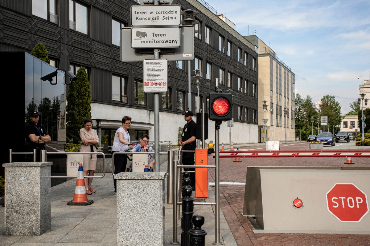 Sejm coraz bardziej zaczyna przypominać oblężoną twierdzę.