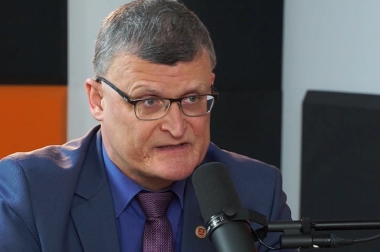 Grzesiowski zaznacza, że punkty drive thru wymagają dużych nakładów. Grzesiowski o szczepieniach drive-thru.