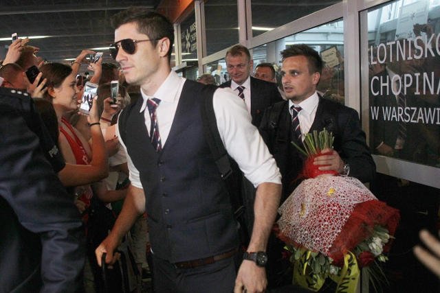 Robert Lewandowski na lotnisku