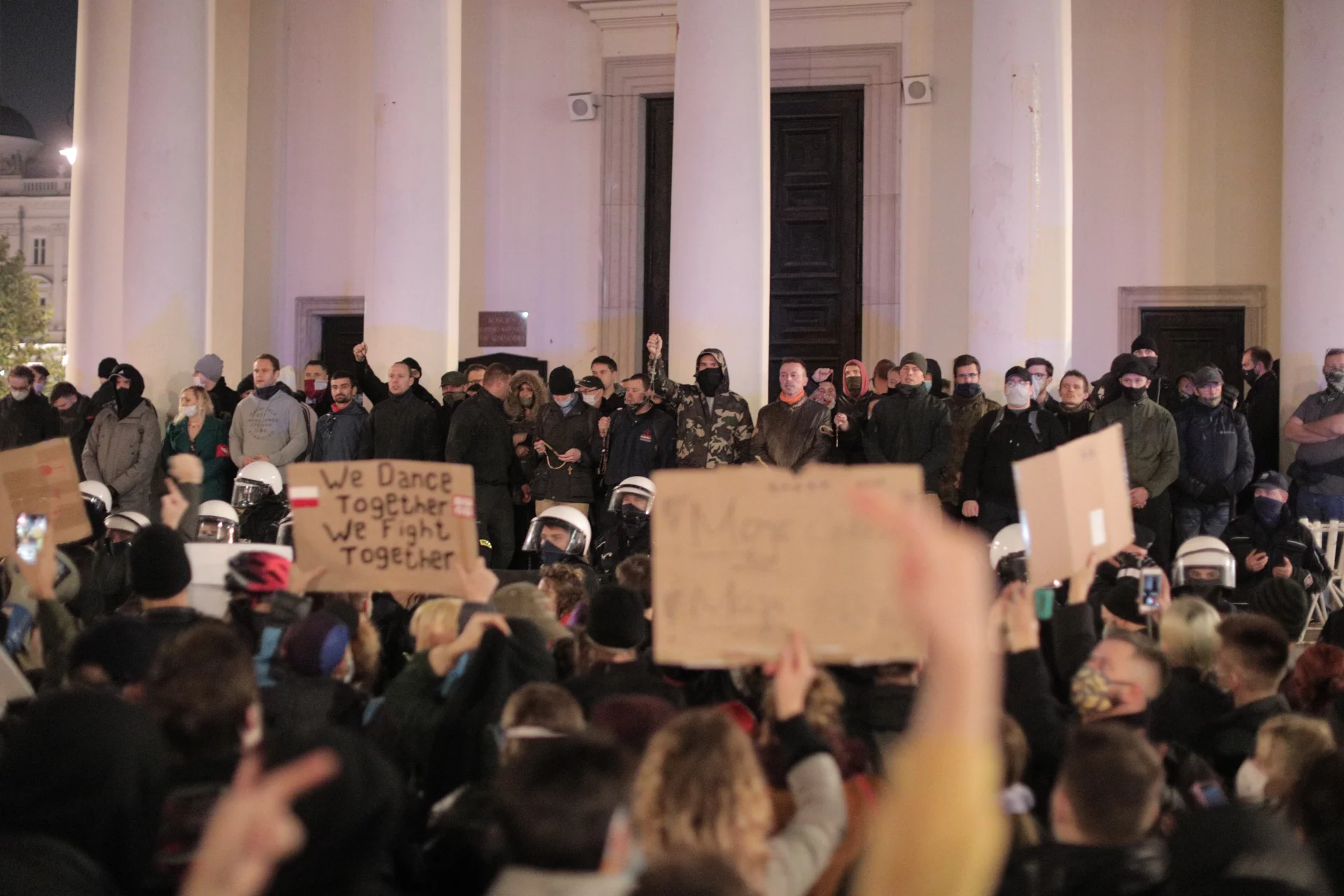 Znów nerwowo przed kościołami. W Warszawie protestujący starli się z narodowcami Znów nerwowo przed kościołami. W Warszawie protestujący starli się z narodowcami