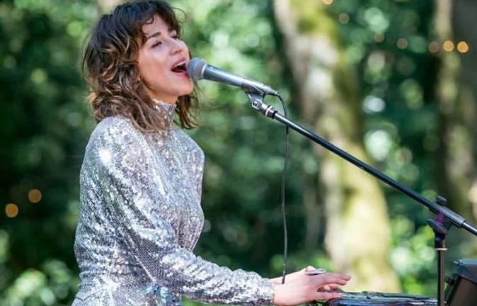 Kasia Klimczyk, wykonuje muzykę synth popową. Jest multiintrumentalistą.