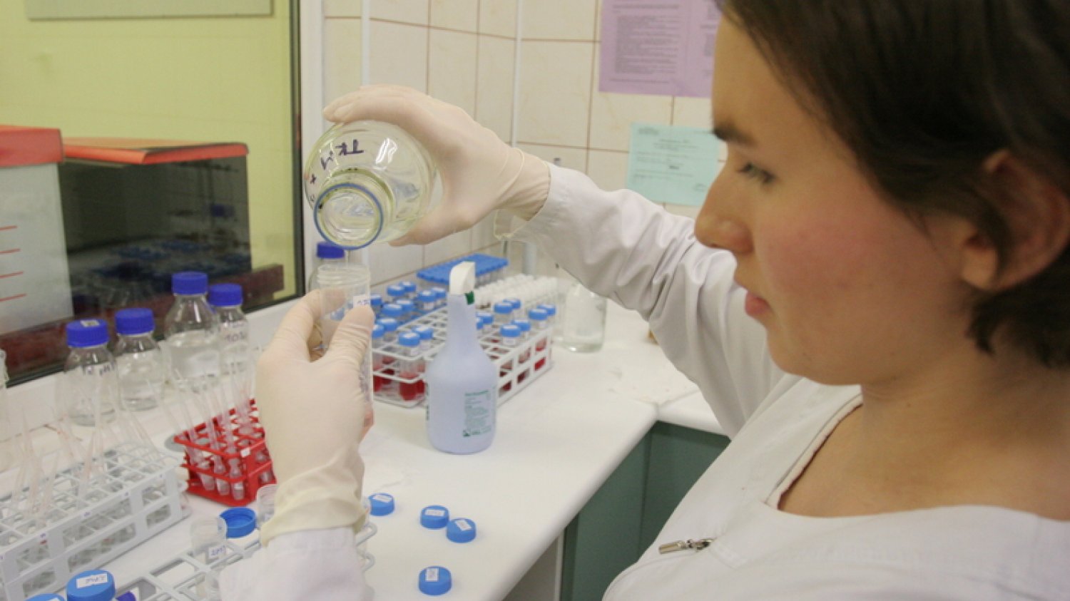 Diagności laboratoryjni to nędznie opłacani specjaliści, którzy są na pierwszej linii walki z koronawirusem (zdjęcie ilustracyjne).