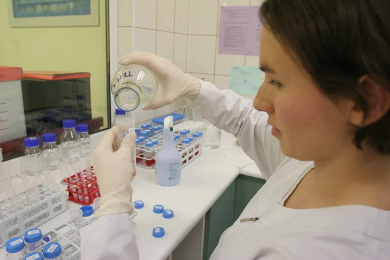 Diagności laboratoryjni to nędznie opłacani specjaliści, którzy są na pierwszej linii walki z koronawirusem (zdjęcie ilustracyjne).