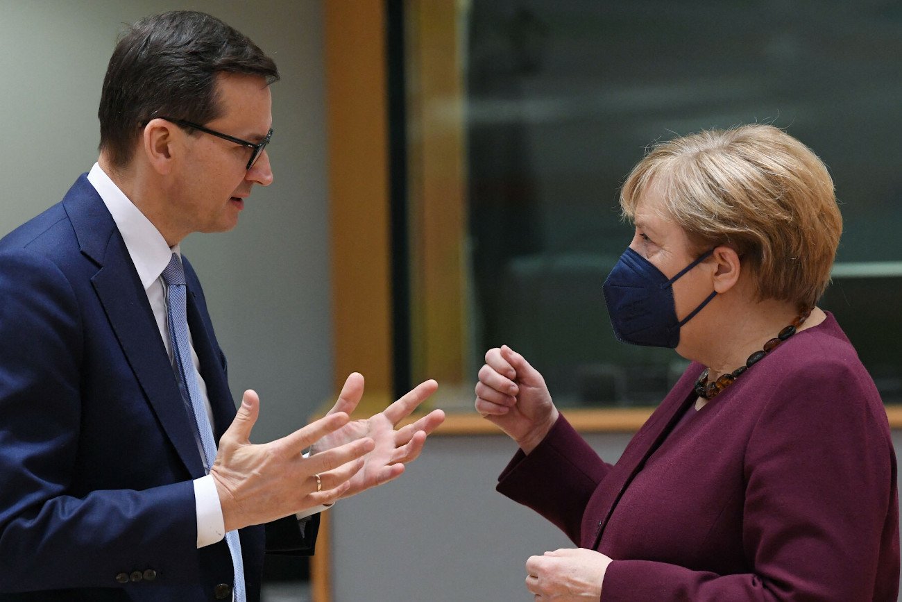 Podczas szczytu Unii Europejskiej Angela Merkel miała być wyraźnie przeciwko karaniu Polski i występować w roli rozjemcy.