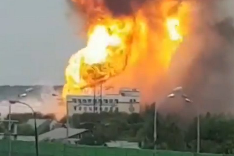 Słup ognia osiągnął 50 metrów wysokości.