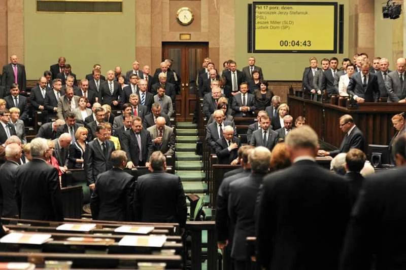 Posłowie modlą się za ofiary katastrofy smoleńskiej. Modlitwę zaintonował Franciszek Stefaniuk z PSL