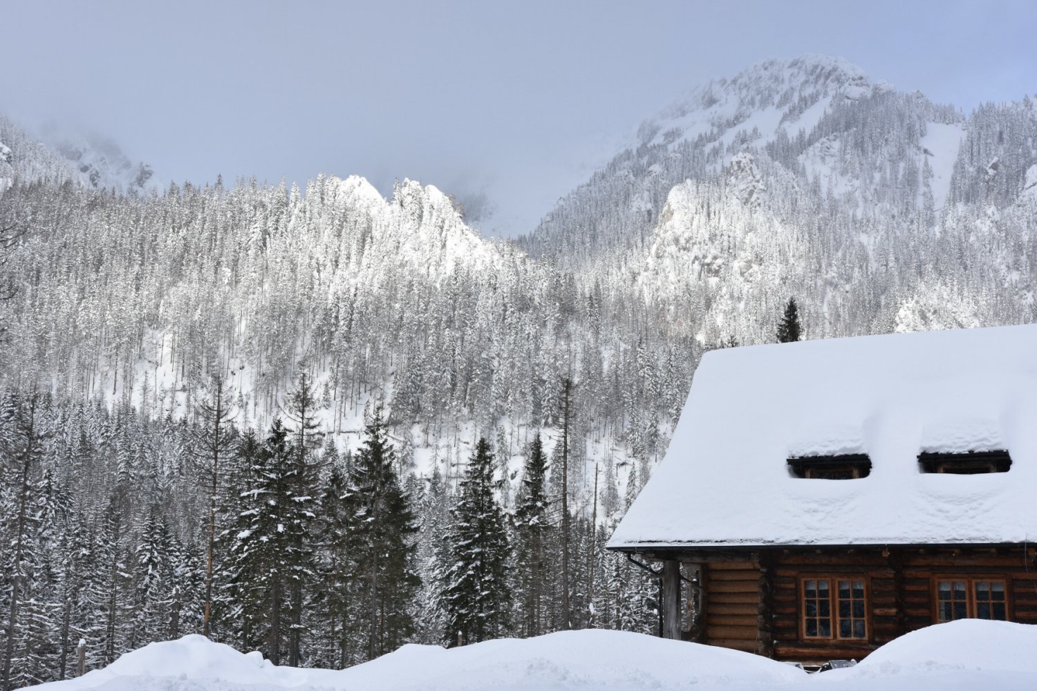 Turyście utknęli przez pogodę w schronisku górskim.