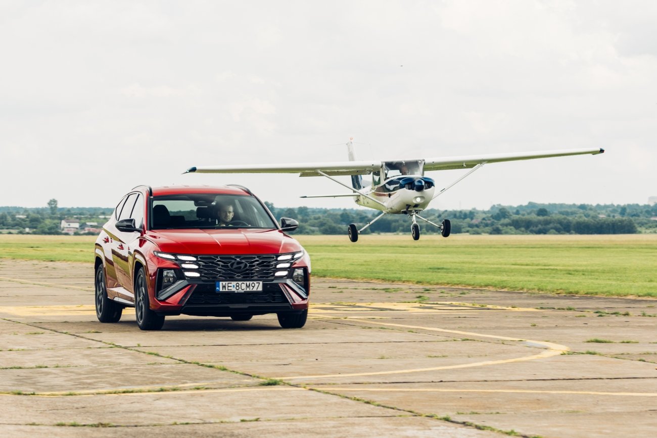 To jeden z najpopularniejszych modeli D-SUV w Europie. Hyundai TUCSON doczekał się kolejnego wcielenia swojej czwartej generacji. Na lotnisku Rudniki w okolicach Częstochowy zaprezentowano go mediom. Oto największe zmiany, jakie w nim zaszły.