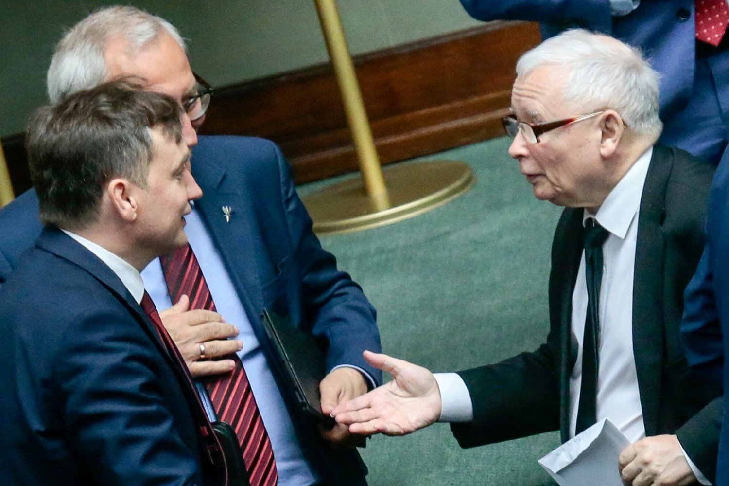 PiS nie ma powodu do zadowolenia w nowym sondażu. Partia traci sejmową większość.