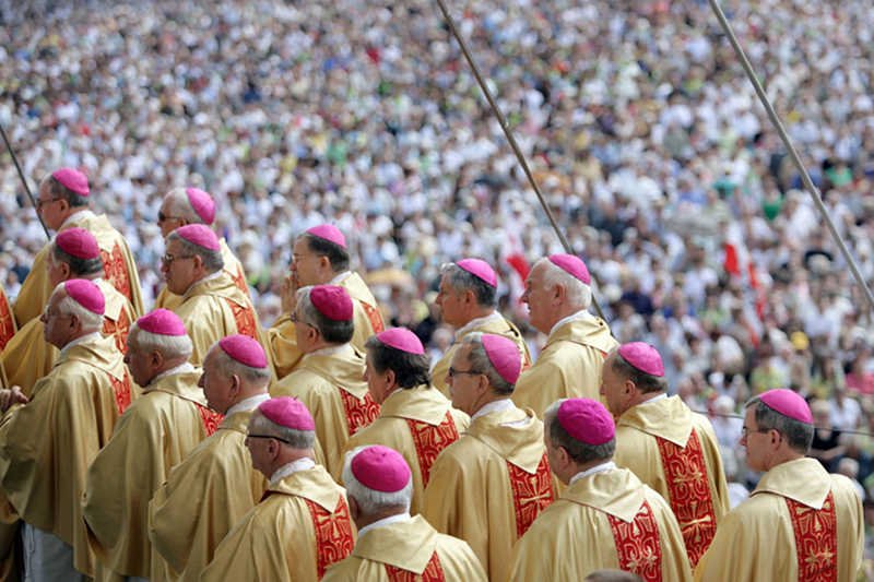 Polscy biskupi nie kryją zadowolenia z odrzucenia projektów ustawy o związkach partnerskich.
