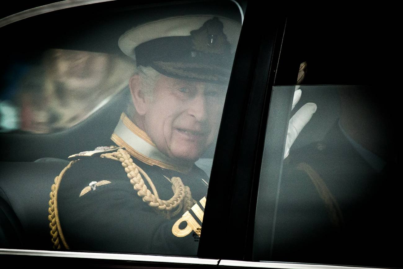 Król Karol III zwalnia nie tylko służbę, ale także swoją rodzinę