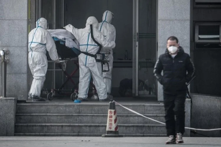 W Chinach zakazano pogrzebów ofiar koronawirusa. Ciała mają być natychmiast kremowane.