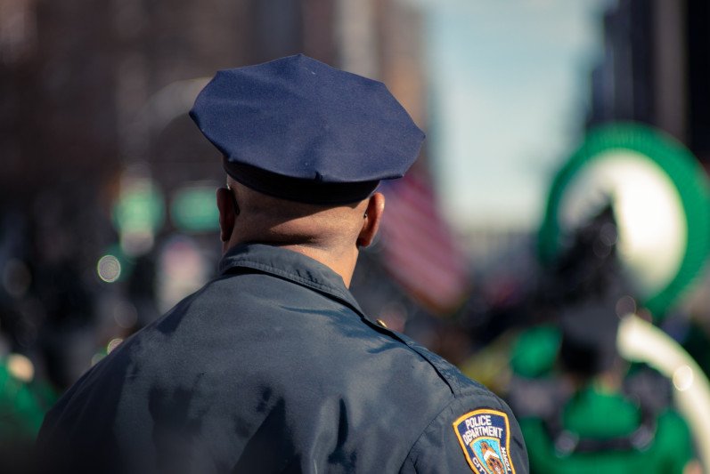 Zmarł weteran marynarki wojennej w USA. Policjant klęczał na jego szyi.