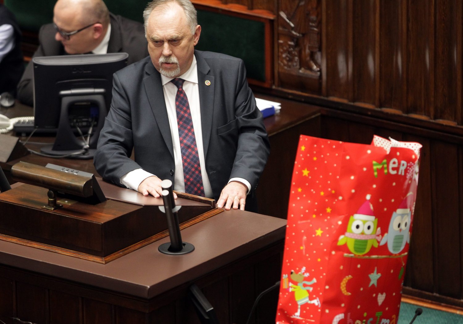 Opłatek dla każdego – poseł Janusz Sanocki pojawił się w sejmie w wielką torbą pełną opłatków.