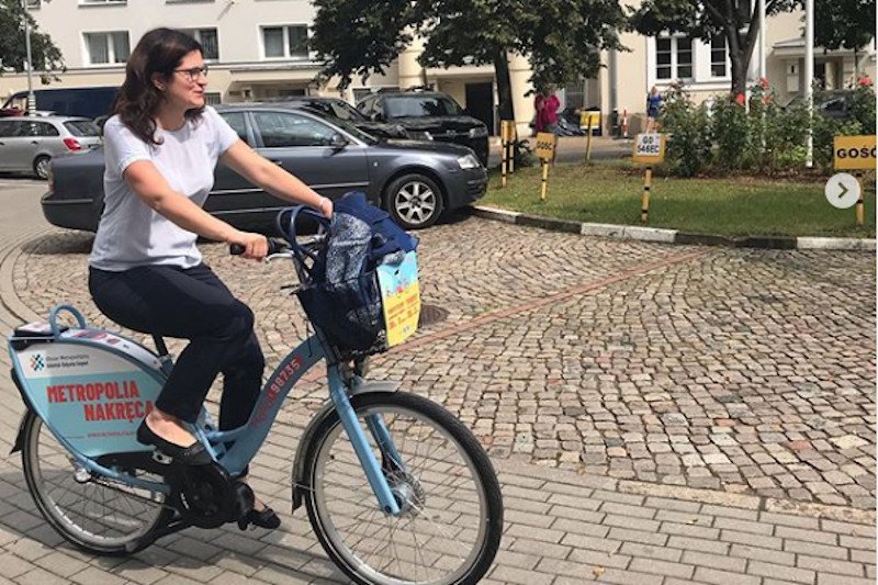Prezydent Gdańska na spotkania jeździ rowerem z miejskiej wypożyczalni.