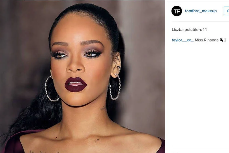 Riri świetnie nosi zarówno nasycone kolory ust, jak i metaliczne smoky na powiekach