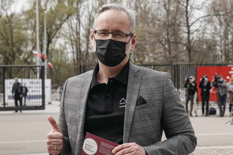 Adam Niedzielski przed Stadionem Narodowym.