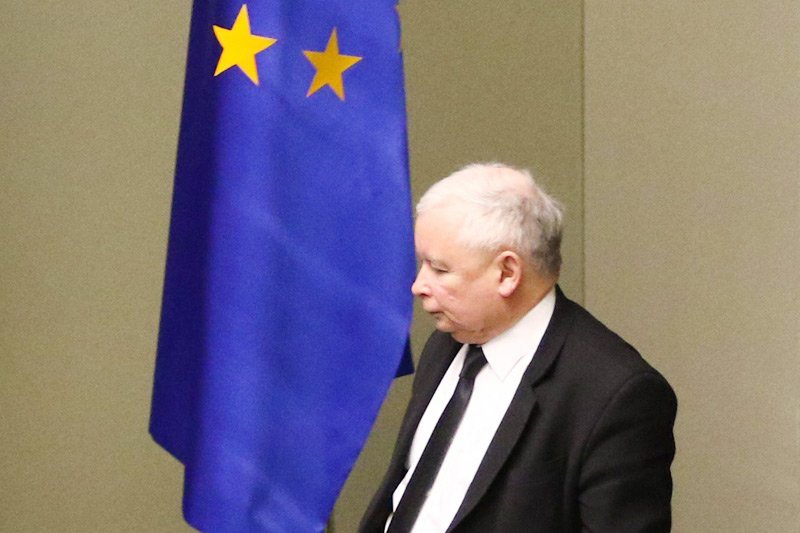 Ekipa Jarosława Kaczyńskiego przegrała wczoraj znacznie więcej niż tylko wojnę przeciw Donaldowi Tuskowi. Za błędy PiS mogą teraz zapłacić wszyscy Polacy.