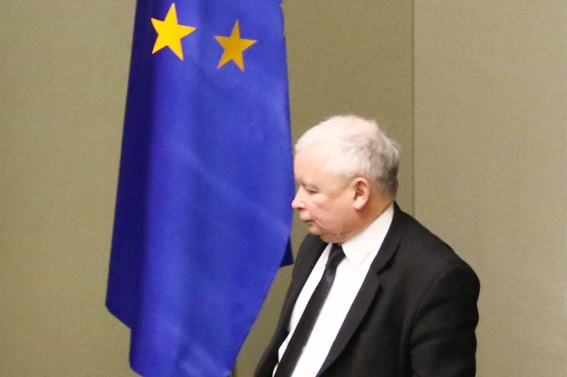 Ekipa Jarosława Kaczyńskiego przegrała wczoraj znacznie więcej niż tylko wojnę przeciw Donaldowi Tuskowi. Za błędy PiS mogą teraz zapłacić wszyscy Polacy.