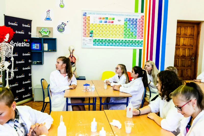 Koloratorium to program skierowany do szkół, które chcą uczyć chemii i biologii kreatywnie