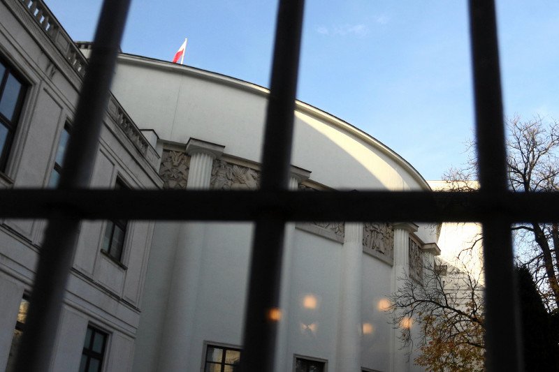 Sejm jak twierdza, a w środku partia rządząca zmienia ustrój Polski wbrew Konstytucji. Tymczasem media zajmują się personaliami.