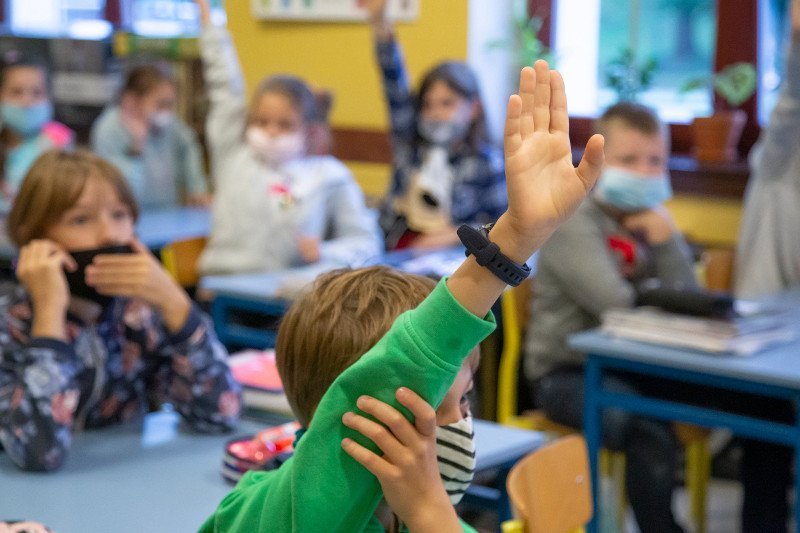 Noszenie maseczek przez małe dzieci w szkołach to często fikcja
