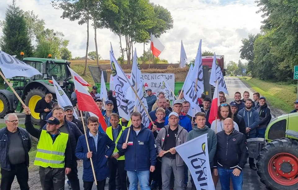 Rolnicy związani z Agrounią rozpoczęli we wtorek rano blokadę krajowej drogi nr 15 między Sampławą a Lubawą.