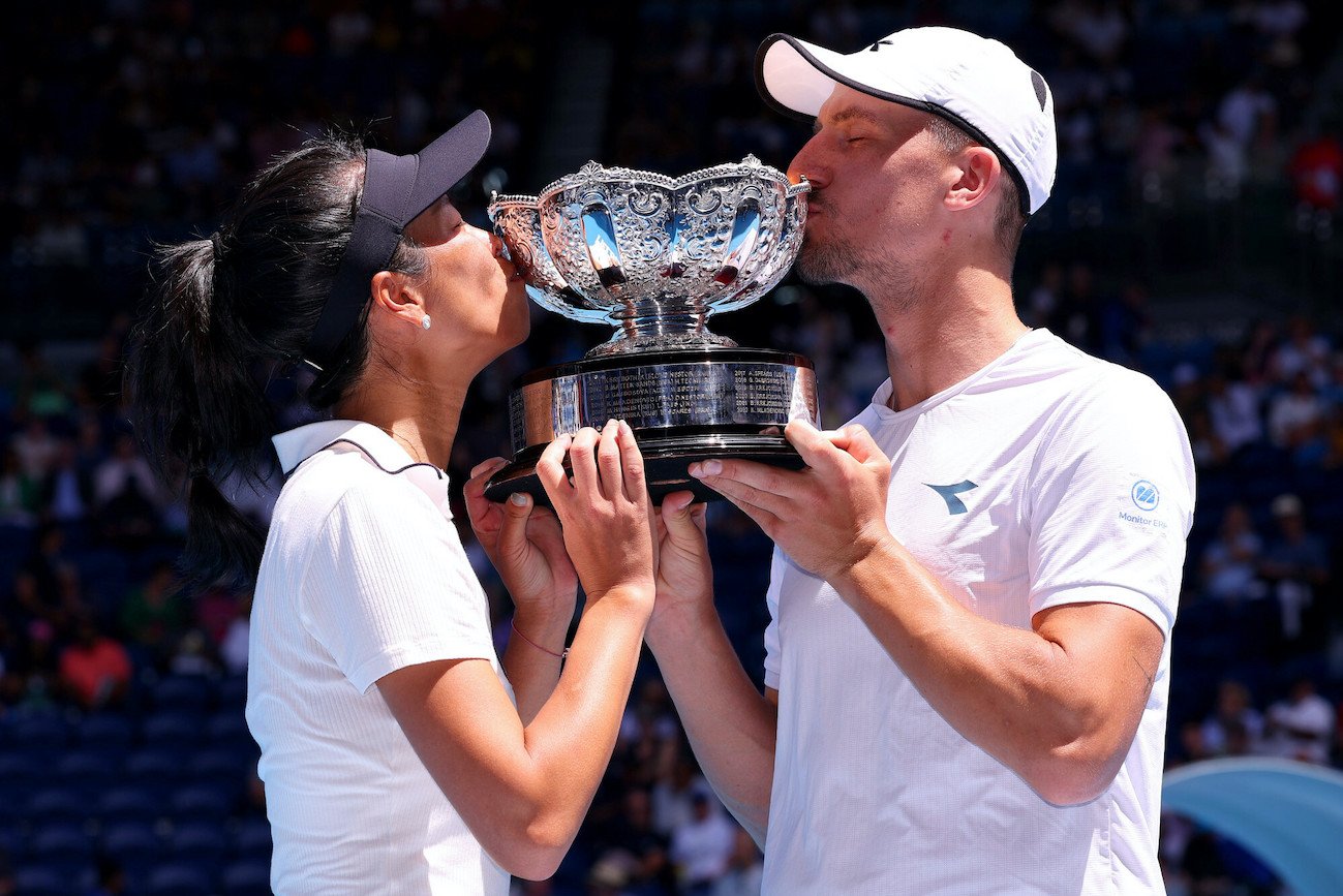 Jan Zieliński i Su-wei Hsieh wygrali mikst na Australian Open 2024. Polak i Tajwanka pokonali duet z USA i Wielkiej Brytanii. Jan Zieliński i Su-wei Hsieh wygrali mikst na Australian Open 2024. Na zdjęciu całują wspólnie uniesiony puchar. Polak i Tajwanka pokonali duet z USA i Wielkiej Brytanii.