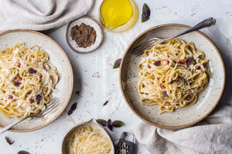 Włosi oburzyli się na przepis "wędzonej carbonary z pomidorami"