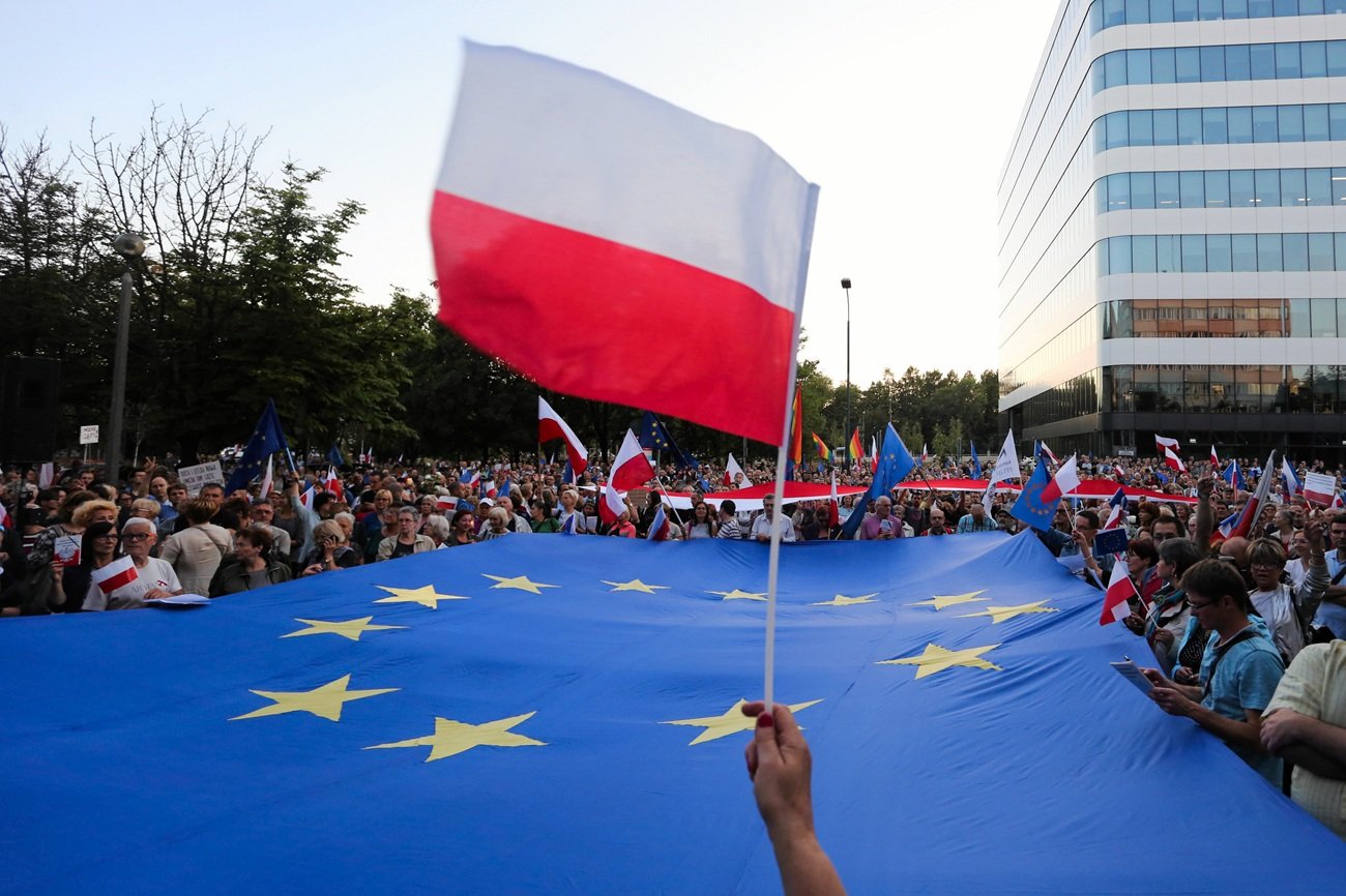 Młodzi Polacy tracą wiarę w demokrację? Niepokojący sondaż