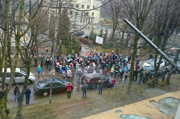 Wielkanocna zabawa zgromadziła wiele osób i zakończyła się dziecięcym dramatem.