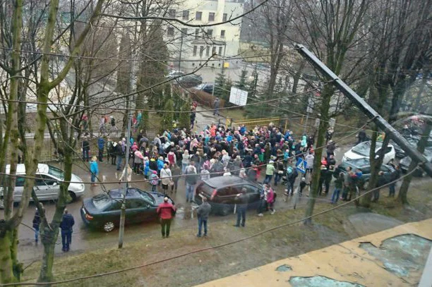 Wielkanocna zabawa zgromadziła wiele osób i zakończyła się dziecięcym dramatem.