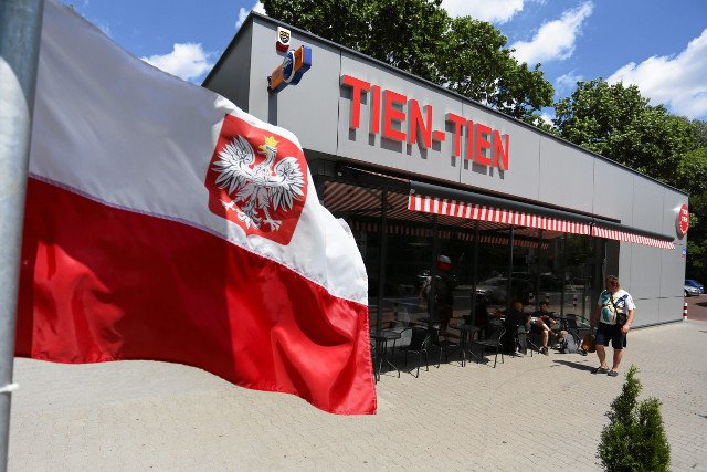 Flagi polski przed wietnamską restauracją Tien Tien