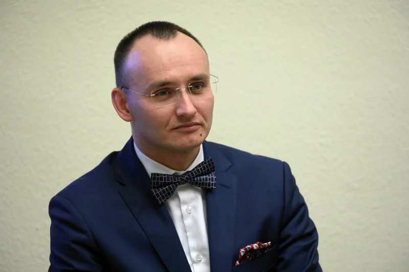 Mikołaj Pawlak zaczął przejmować się losem dzieci.