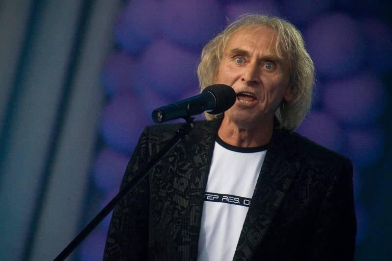 Jerzy Kryszak, gdy tylko nie ma występu, ogląda transmisje sportowe.